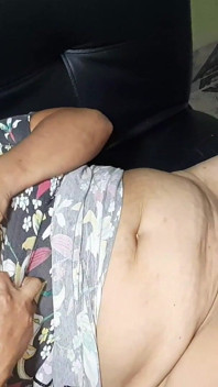 Encuentro a Mi Suegra Masturbandose, Y Me Como Su Coño Maduro