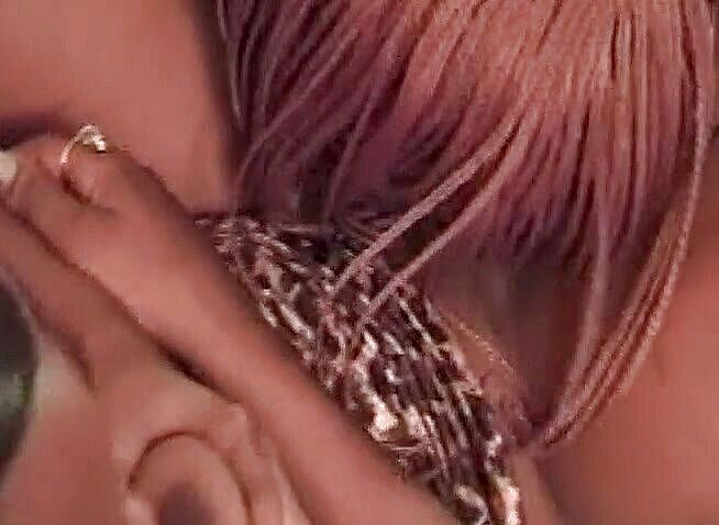 Dark Extreme: 两个裸体女郎正在分享一个大黑屌