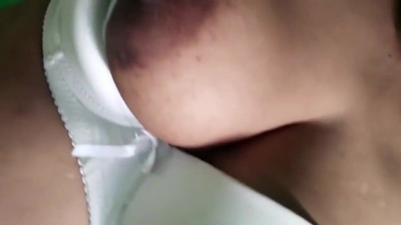 Miya White: Une femme indienne sexy montre ses seins et se masturbe...