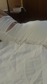 Orta yaşlı seksi kadın bağlı ve ağzına ve amına sikiliyor ve amının içine boşalıyor