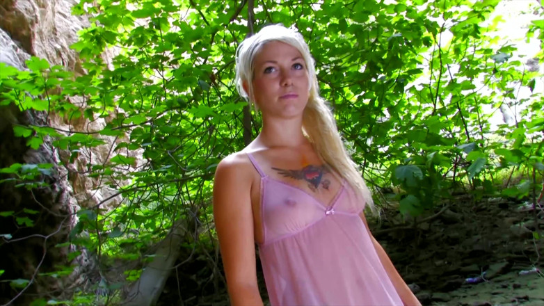 Femdom Sex: Blonďatá děvka šuká a stříká na obličej v lese