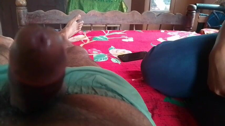 LEGSCOUPLE12: La ragazza del villaggio indiano sta facendo un bel pompino...