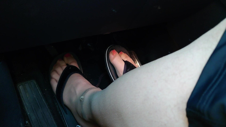Carmen_Nylonjunge: Chân nylon và flip flops trong xe hơi