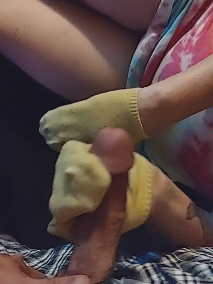 SocksAddict69: Sockjob - Minnie Mouse, chaussette, footjob - branlette avec chaussette jaune - éjac