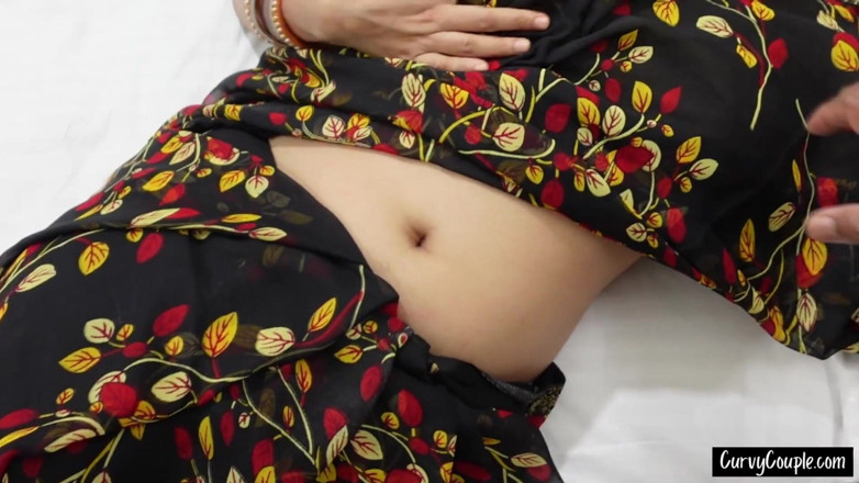 CurvyCumCouple69: 사리 제거 없이 카우걸을 뒤집는 큰 엉덩이 인도 여자