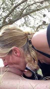 Hör auf, vom strand zurück zu kommen, zwischen bäumen, blowjob