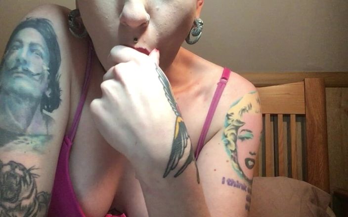 Lady Lazarus: Bananen-blowjob mit roten lippen