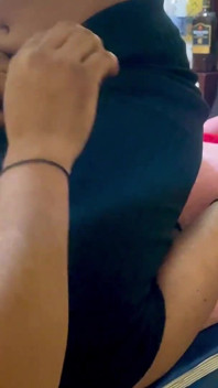 ČÁST -1 Bhabhi přišla do místnosti, probudila mě, začala mi dávat pocit a zírala, bere mého ptáka do pusy.