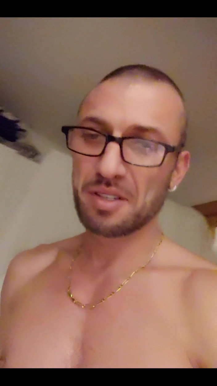 Boy jerking off: Estoy en casa