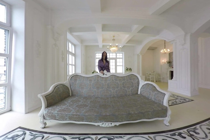 StasyQVR: Morena com peitões brinca