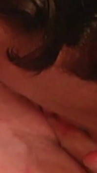 L'appassionata mangiata di figa spinge la milf mora all'orgasmo esplosivo