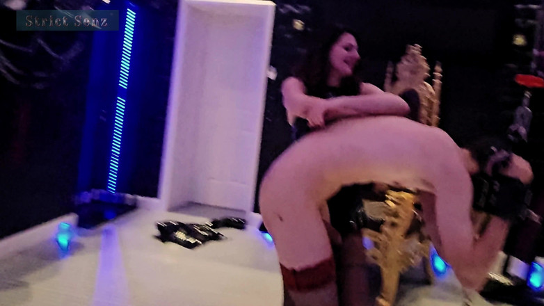 Strict Senz: Lady Zara硬睾丸摧残膝盖踢重球挤压cbt