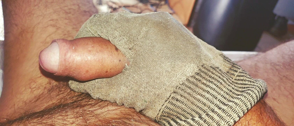 Stink HairyMale: Tôn sùng găng tay