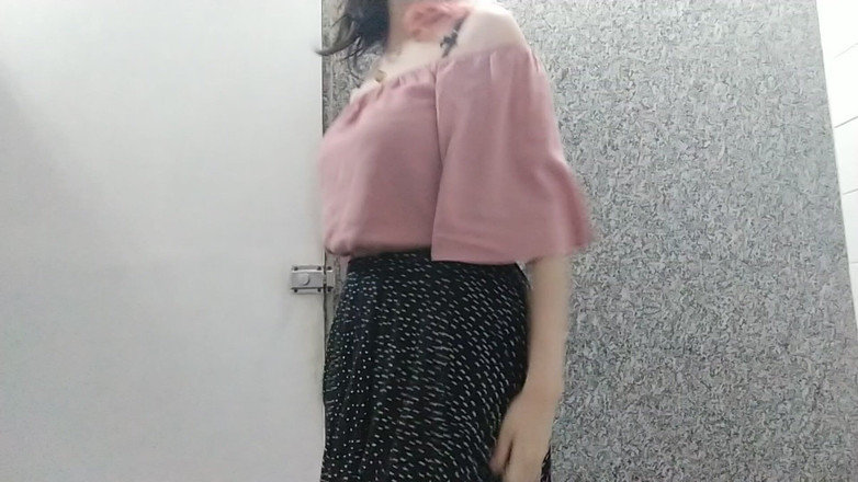 Ms Candy Bunny: 在国营浴室里露出