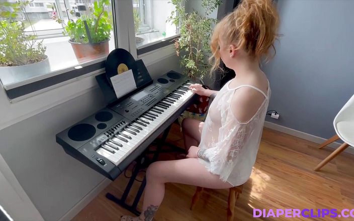 Nicole White: Игра на клавиатуре.