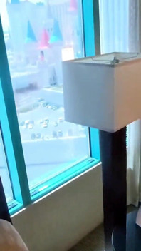 Sdílel jsem pokoj s sexy holkou z práce na naší služební cestě a vše, co chtěla, bylo celou dobu šukat