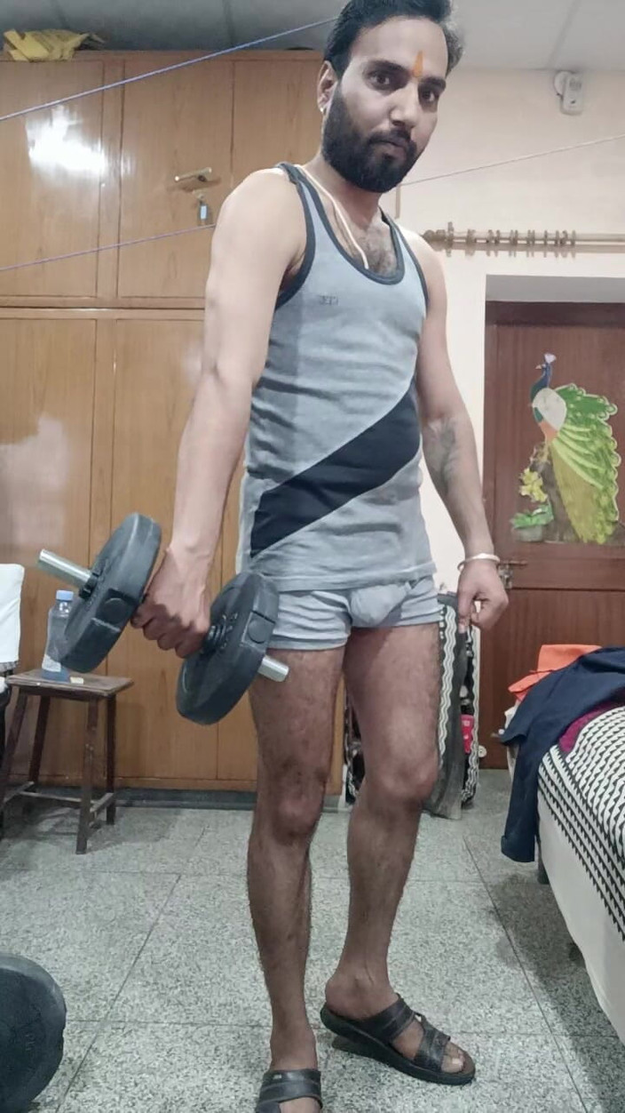 Rajasthani-old-lover: Hombre indio muestra excercise en ropa interior