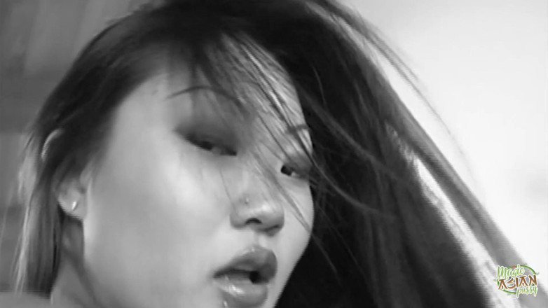 Magic Asian Pussy: Dopo che questo ragazzo fortunato sborra su questa troia bel...