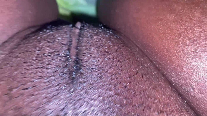 omairaberbatov: Meid wordt nat met haar nieuwe vibrator