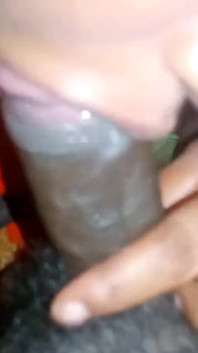 La zia molto calda del villaggio indiano si fa una scopata