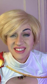 Las tetas de Powegirl controlan la mente de los mariquitas