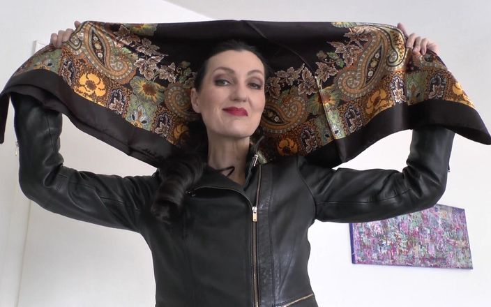 Lady Victoria Valente: Satynowy pokaz mody chusty, satynowa chusta i skórzana kurtka, JOI...