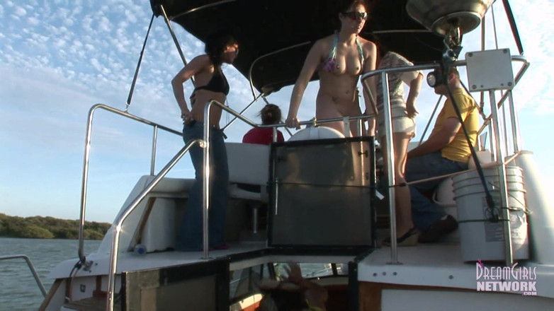Dream Girls: Cuatro chicas se desnudan en un barco en movimiento