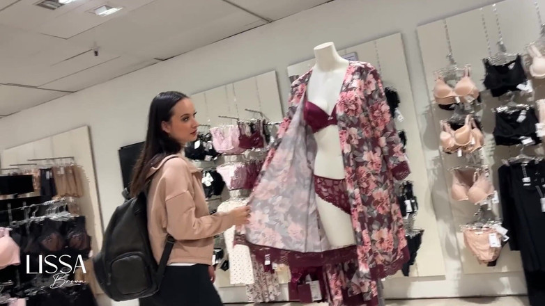 Lissa Brown: 3 Lycra speciali nel camerino di prova + masturbazione