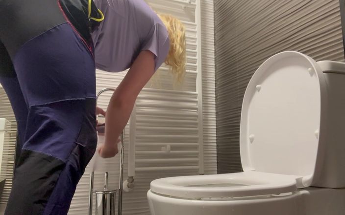 Putarankahotmilf: Masturbate Secret with Bottle and Squirt in Public Toilet