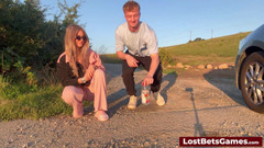 Lost Bets Games: Striptiz şişesi flips oyununa devam ediyorlar, kahkaha ve heyecan havayı dolduruyor