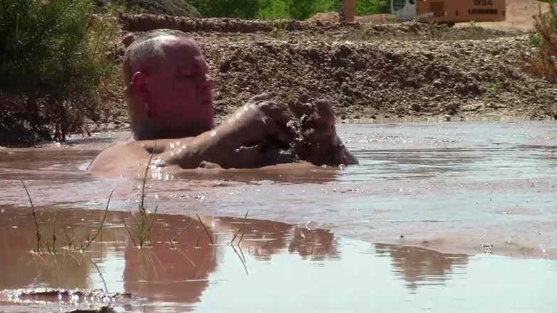 Muddy chubby: Lerbad i en sandgrop med djup, krämig brun lera.