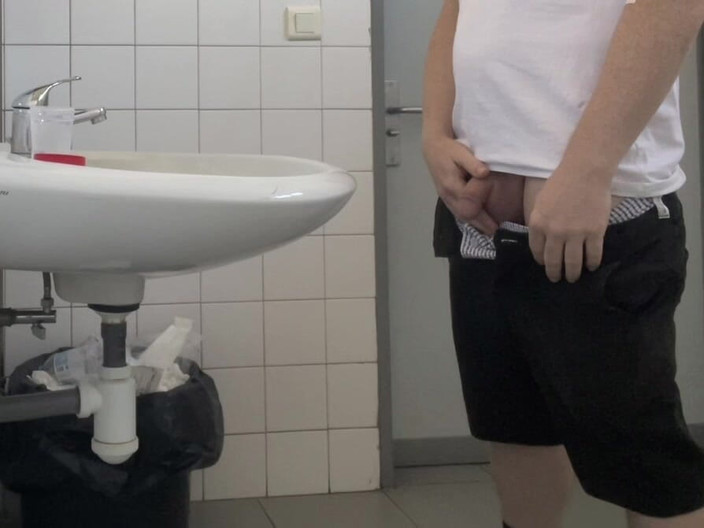 AmateurBoysPissing: Хлопець бере зразок сечі в лікарняних туалетах