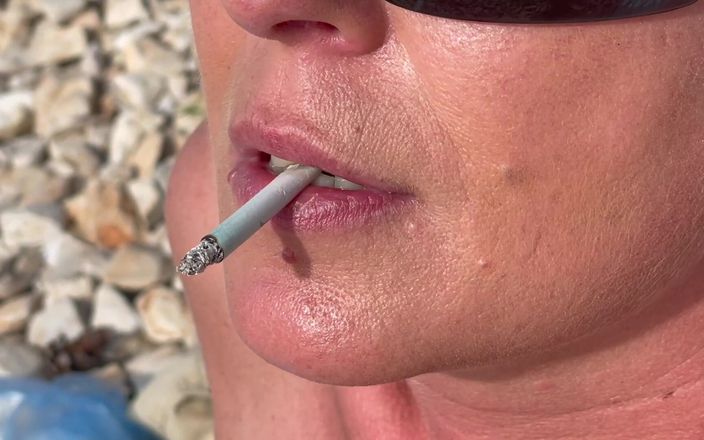 Aqua Pola: Rokok merokok di pantai