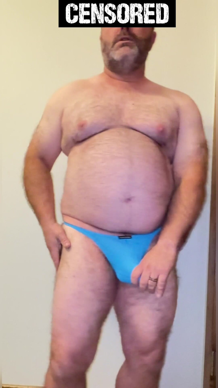 Anal Steve: Steve dubur dalam thong birunya menunjukkan badan beruang dan zakarnya,...