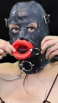 Puta gimp obtiene sus tetas atadas y azotadas