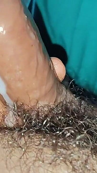 Meine Stiefschwester kommt zum ersten Mal zu sich, saugt und saugt Sperma