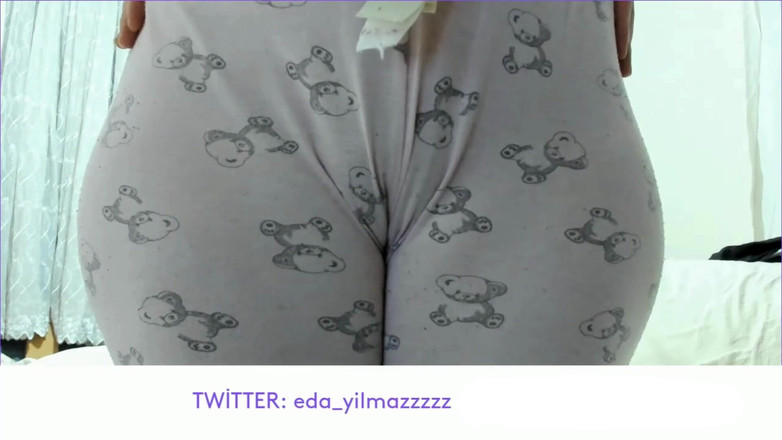 turk_milf_porno: Cameltoe im schlafanzug hautnah