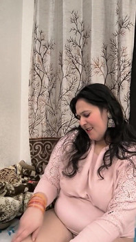 Amcık kendini parmakla yalıyor