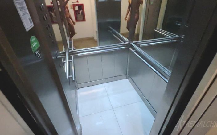 Extremalchiki: Helt naken wank i hissen