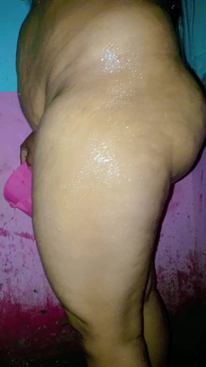 Juicy koos: La zia indiana fa il bagno video nudo in bagno...
