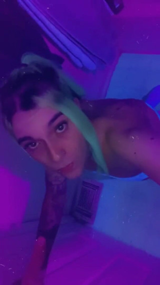 CarmenMelatonin: Une fille sexy du club te fait baiser dans une...