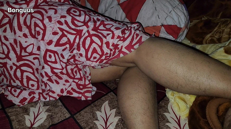 Riya Bonguus: Menjelajahi memek ibu tiriku yang berbagi ranjang sama tante seksi