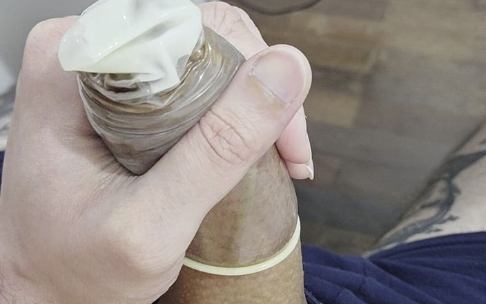 Lkdick8: Szarpnij się i spuszczaj w prezerwatywę