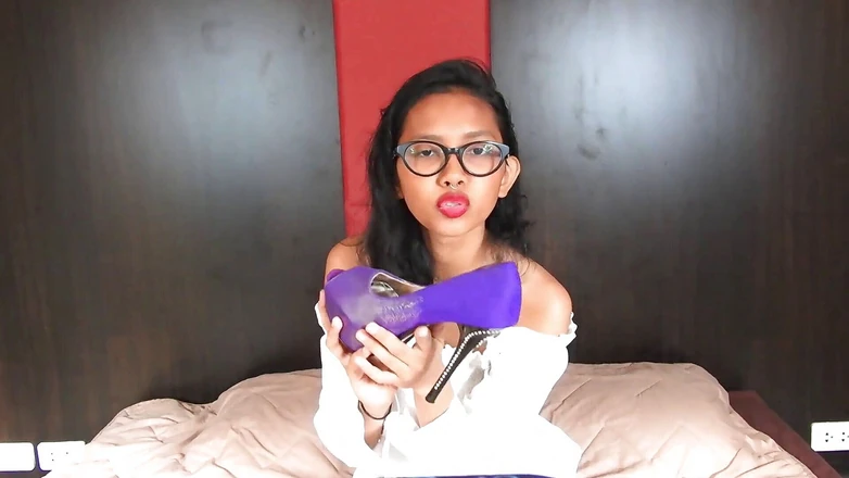 Asian Pussy Vision: Brunette teen with an high heels fetish