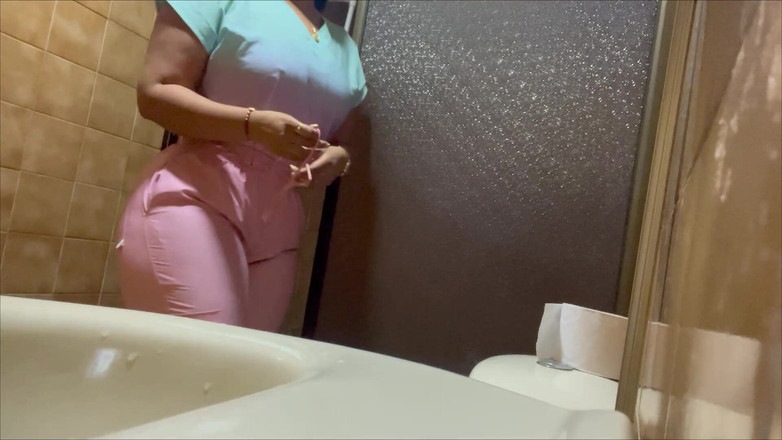 pampammedallo: Ze wilde dat ik haar grote in het toilet zag
