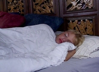 Lesbo Tube: Wunderschöne lesbische teenager machen muschis mit dildo nach 69 pose