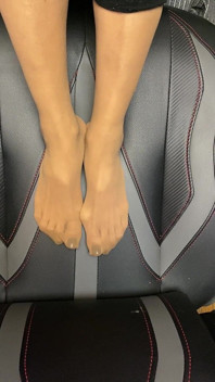 Sexy pés pequenos em meia com dedos longos