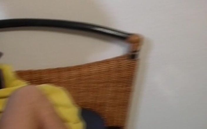 Deutsche XXX Filme: Dvě ošklivé německé MILfky sdílení ptáka ve trojce kouření