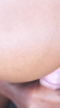 丰满的黑人女人用她的巨乳淹没我的鸡巴