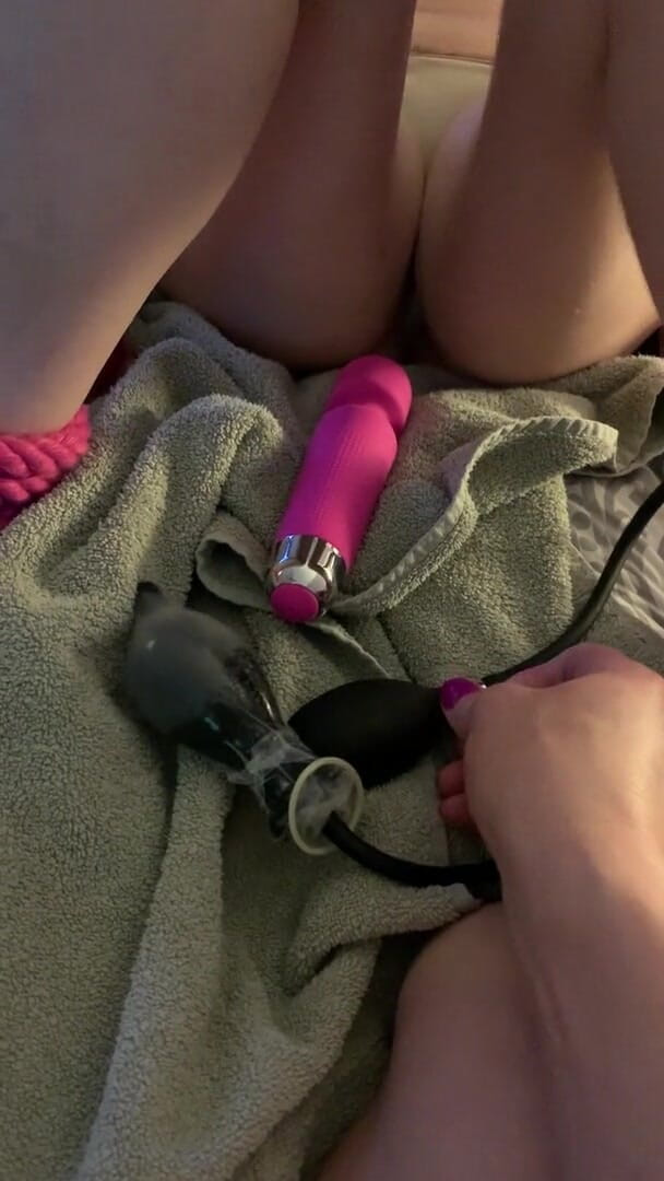 Tulip Garden Productions: Pompe à poitrine, vibromasseur et chatte gonflée, orgasme sans fin